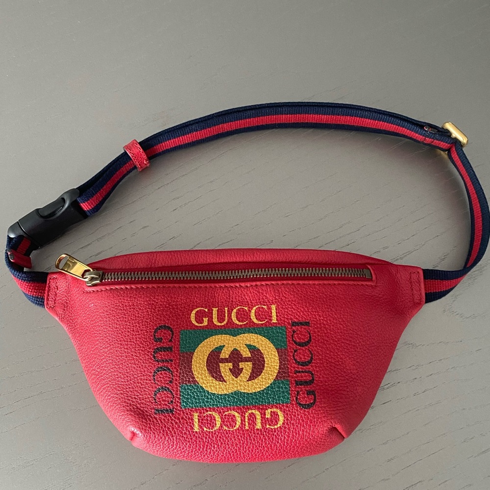 GUCCI Grained Calfskin Small Logo Belt Bag in Red